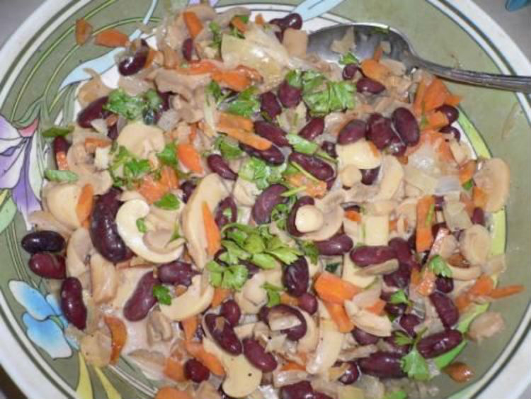 Пісний салат з квасолею і грибами: смачно та корисно