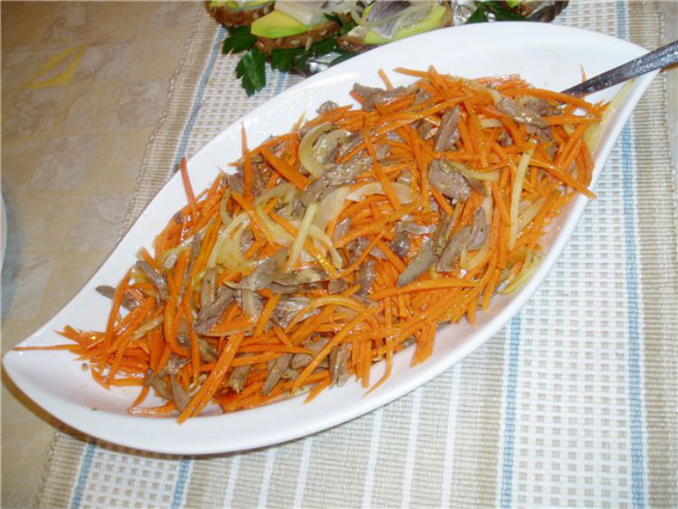Салат з курячих шлунків з корейською морквою