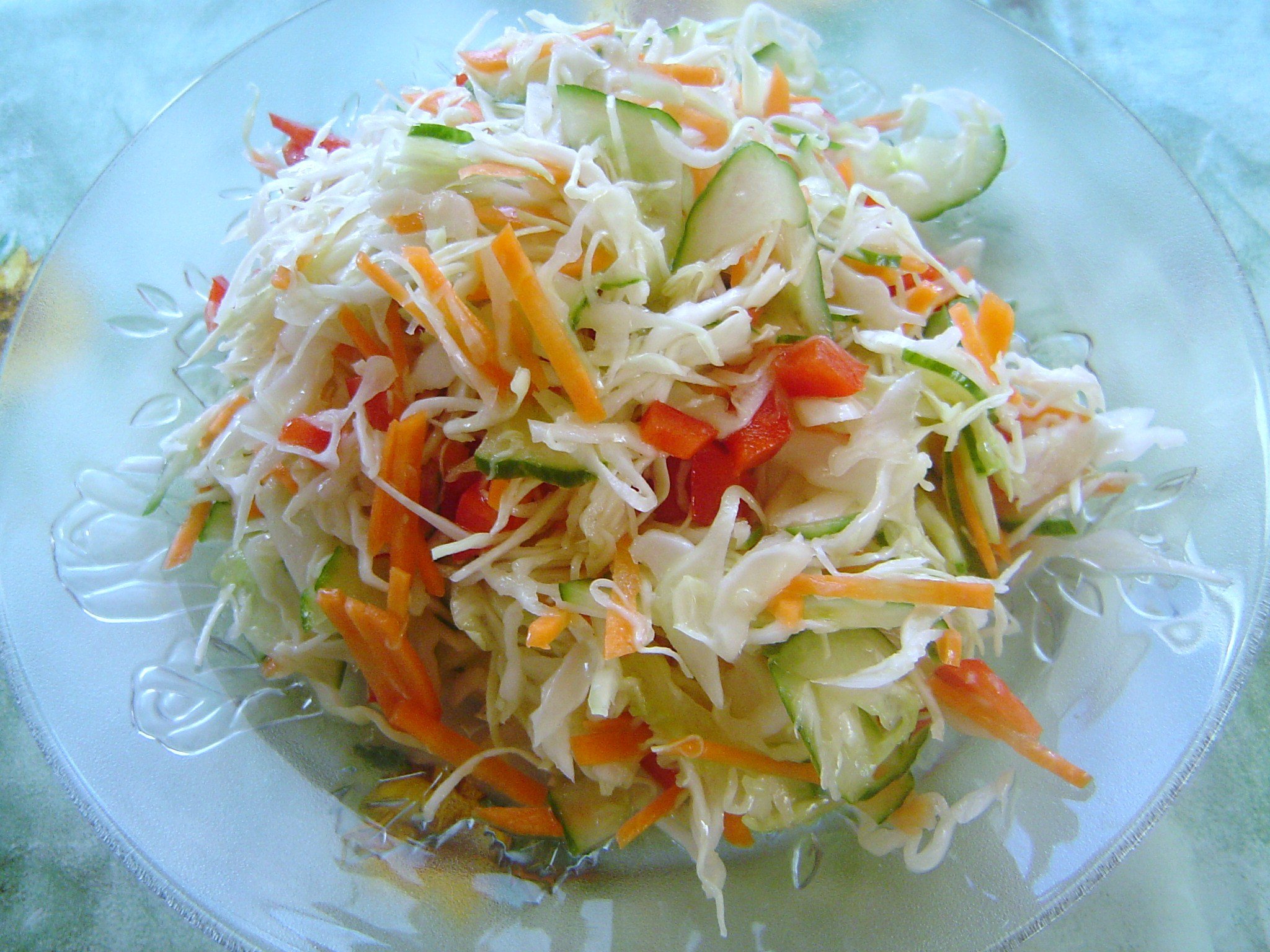 Корисний та смачний салат з капусти з огірком рецепт