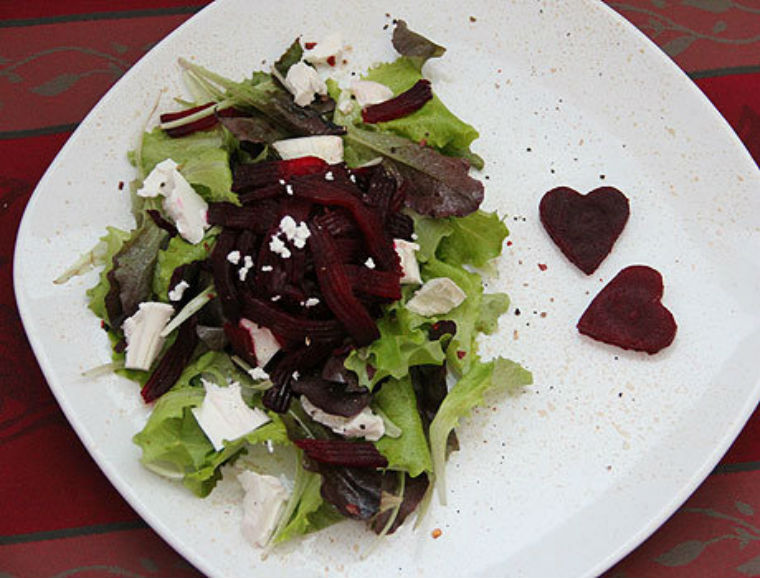 Салат з буряка і бринзи – дивно смачно і корисно