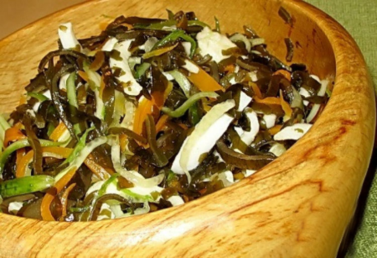 Смачний корейський салат з морської капусти з огірком