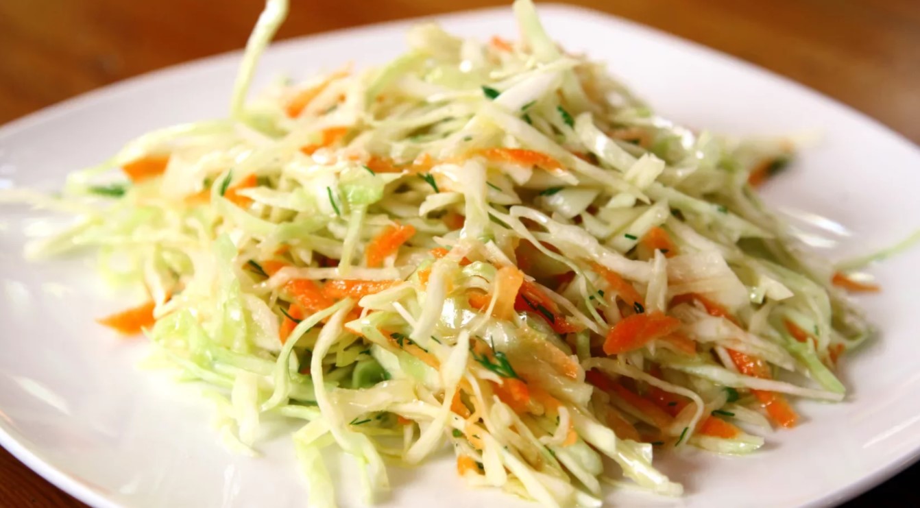 Пісний салат із свіжої капусти простий рецепт
