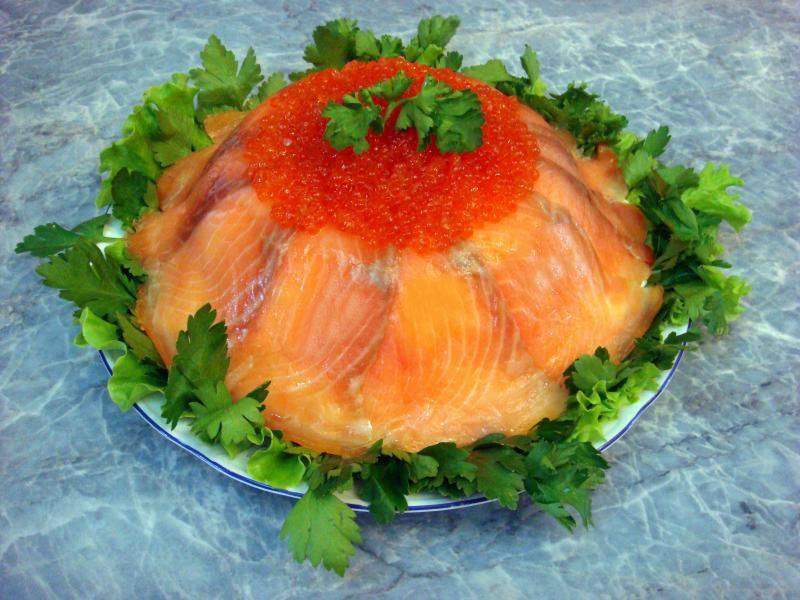 Салат «Королівський» – класичний рецепт з червоною рибою та ікрою
