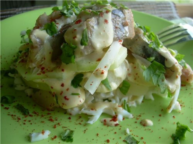 Поживний салат з капустою і консервованим тунцем