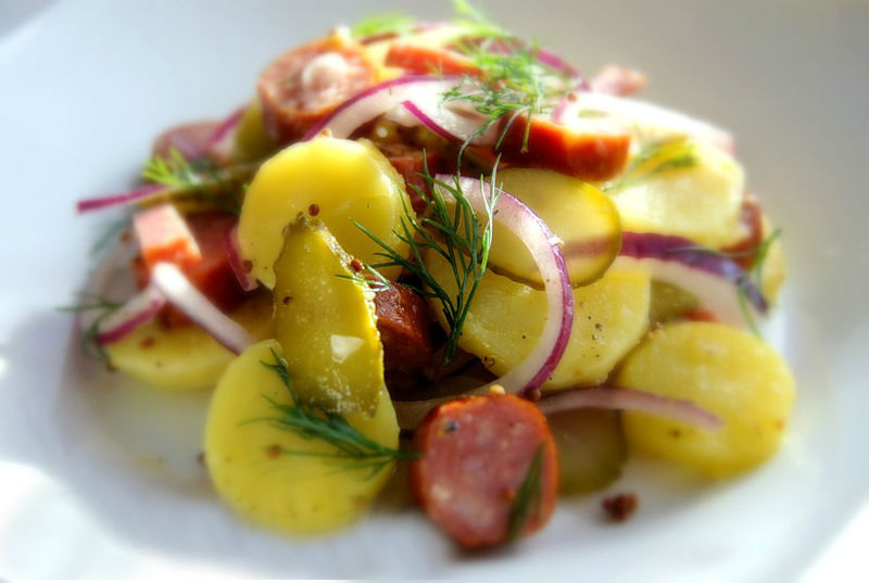 Салати з відварною картоплею: класика і не тільки