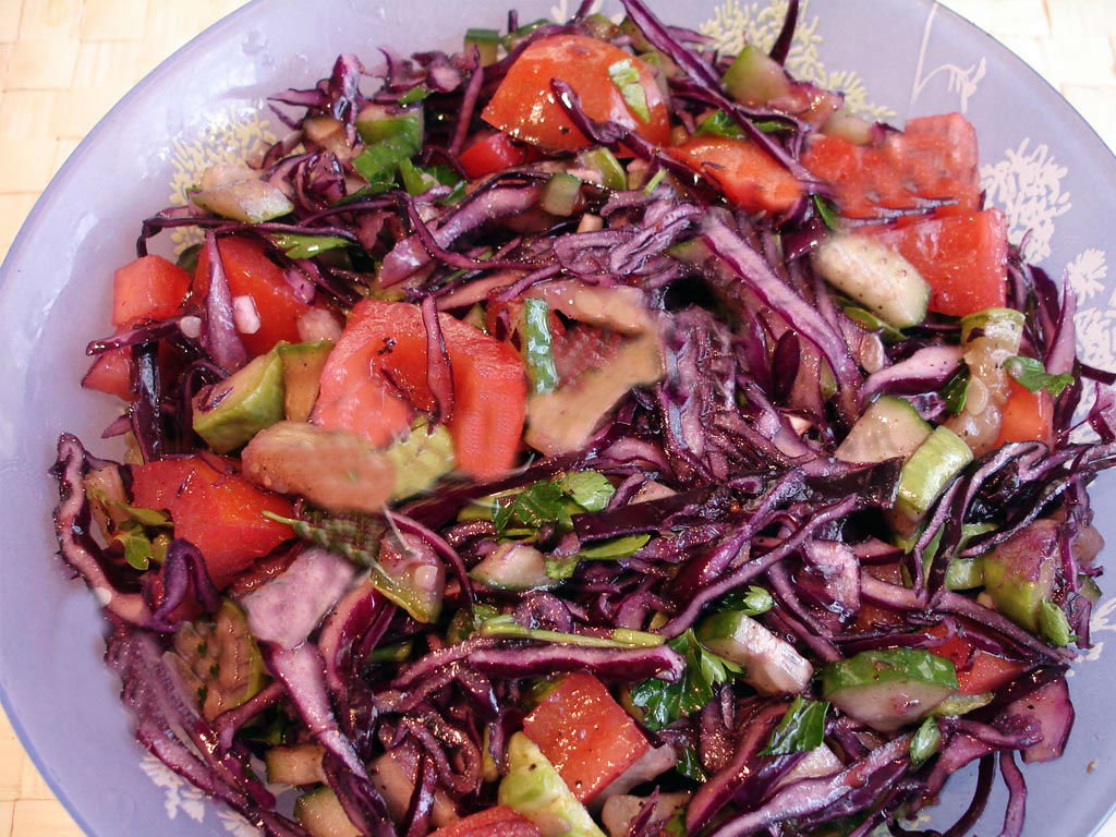 Корисний та смачний салат з капусти з огірком рецепт