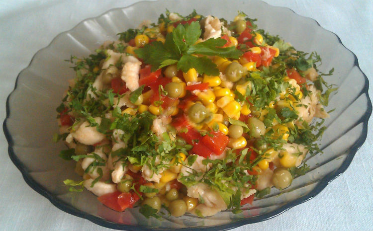Салати з кукурудзи і горошку – смачне поєднання
