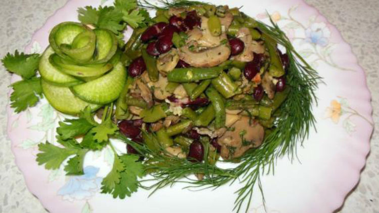 Пісний салат з квасолею і грибами: смачно та корисно