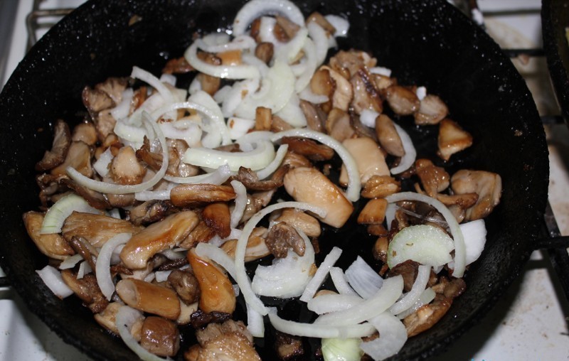 Как приготовить сыроежки после сбора для жарки. Жареная картошка с грибами сыроежками. Как приготовить сыроежки после сбора для жарки. Грибы с яйцами на сковороде. Как приготовить сыроежки после сбора для жарки.