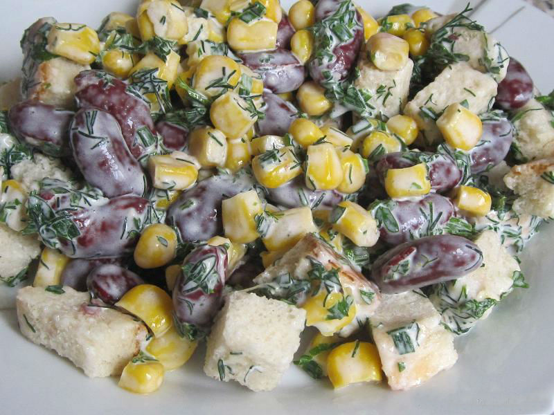 Рецепт салату з кукурудзою і сухариками – ситно і просто