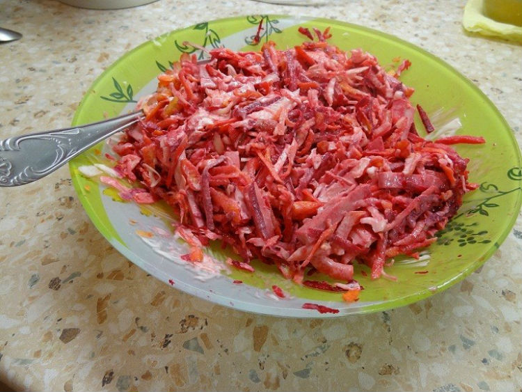 Ситний салат з копченою ковбасою і картоплею