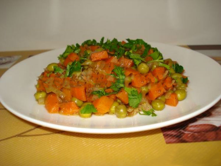 Ніжний салат із зеленим горошком і картоплею