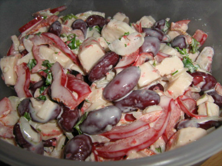 Салат з червоної консервованої квасолею і шинкою