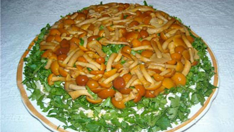 Салат з картоплею і маринованими грибами або солоними