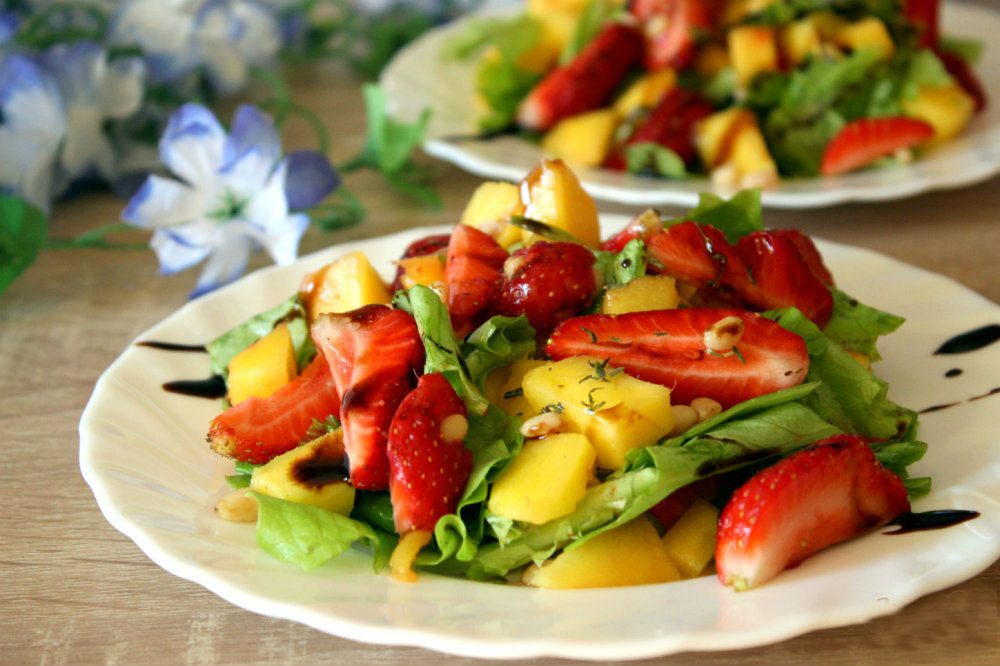 Як зробити фруктовий салат – рецепт з полуницею