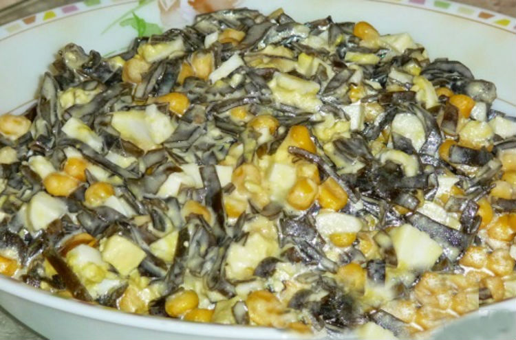 Салат з морської капусти – рецепт з кукурудзою і сиром