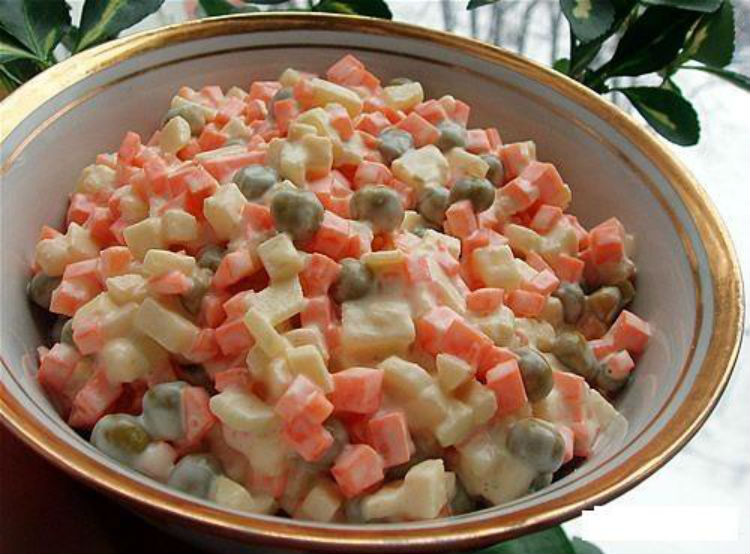 Ніжний салат із зеленим горошком і картоплею