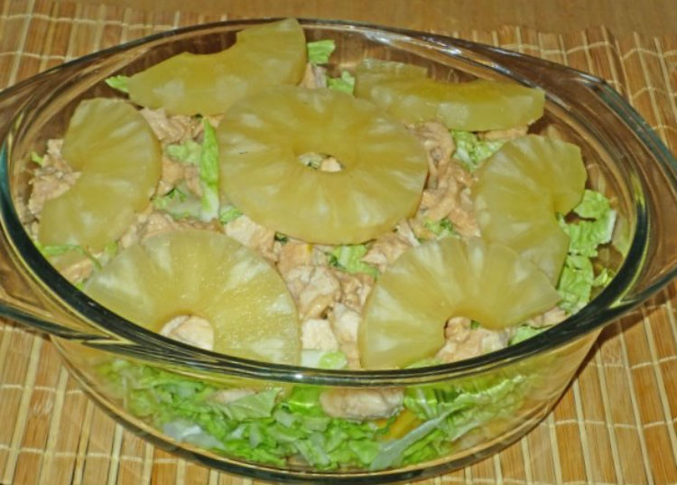 Салат з пекінської капусти і ананасів – незвичайне поєднання