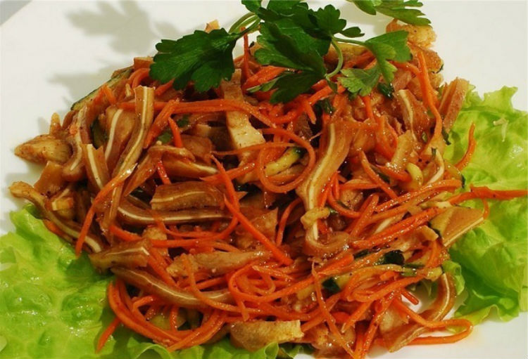 Оригінальний салат «Лисичка» з корейською морквою рецепт