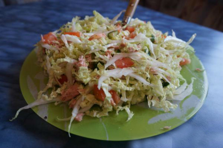 Поживний салат з капустою і консервованим тунцем