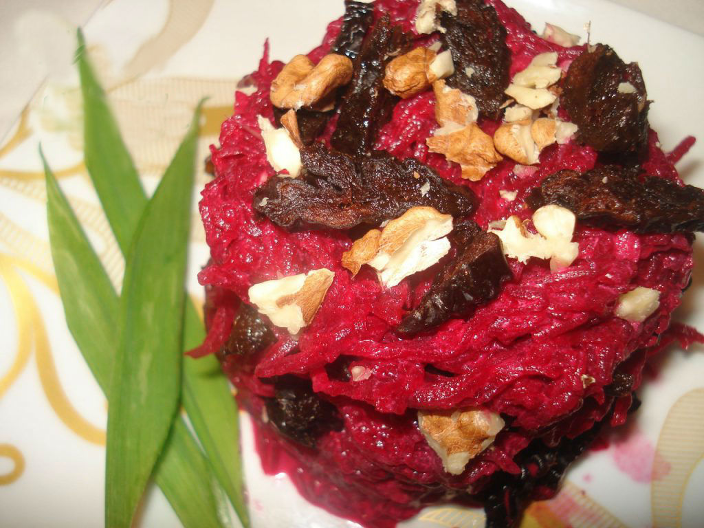 Салат з буряка і волоських горіхів: рецепт страви