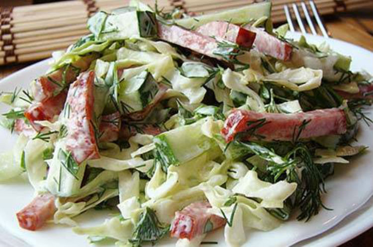 Салат зі свіжою капустою і копченою ковбасою чи шинкою
