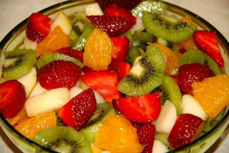 Смачні фруктові салати — всі яскраві фарби літа