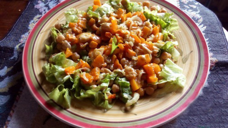 Пісний салат з пекінської капусти з рослинним маслом