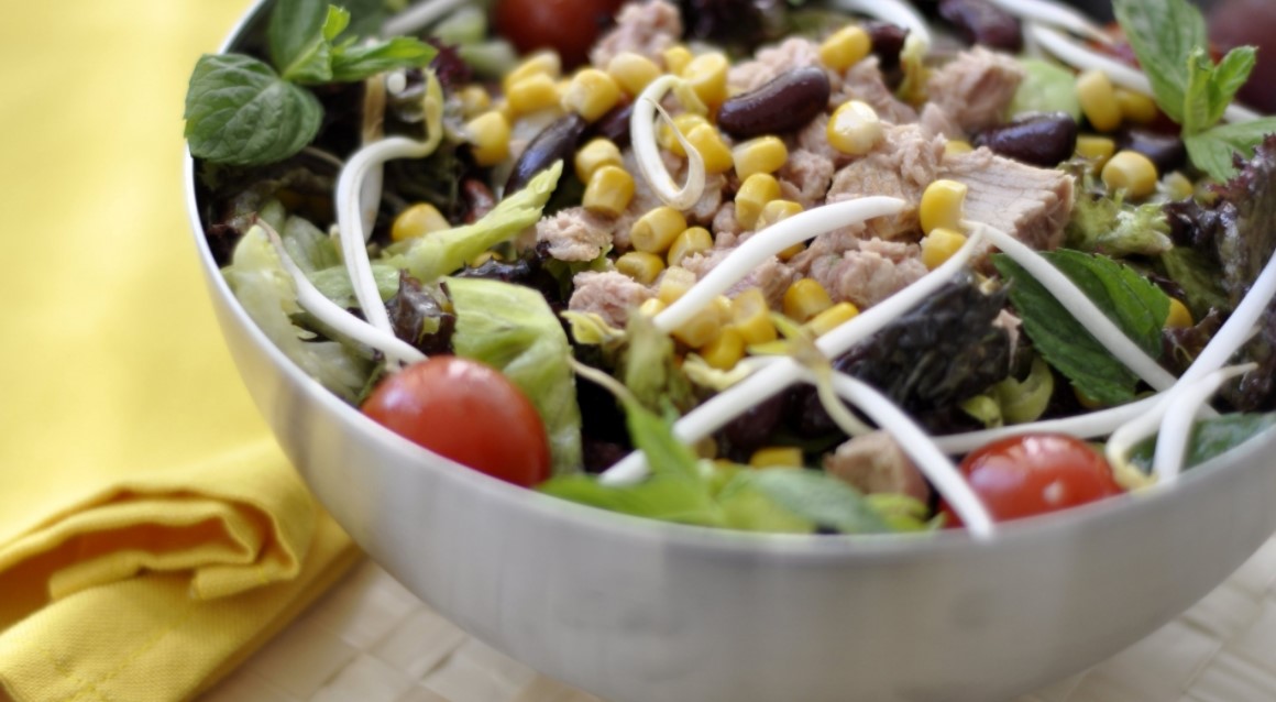 Живильний рецепт салату з квасолею і кукурудзою