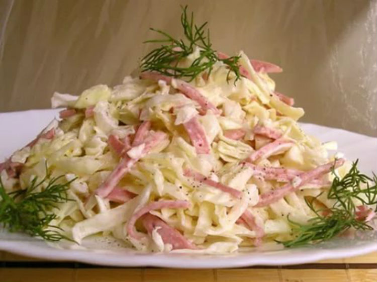 Легкий салат з пекінською капустою і яблуком – ніжність смаку