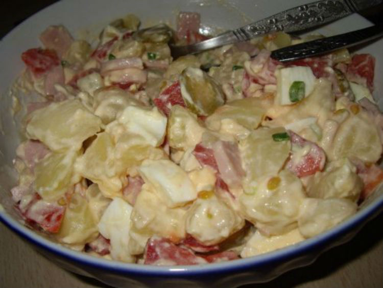 Ситний салат з копченою ковбасою і картоплею