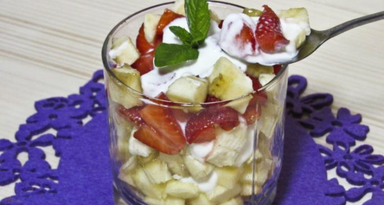 Як зробити фруктовий салат – рецепт з полуницею