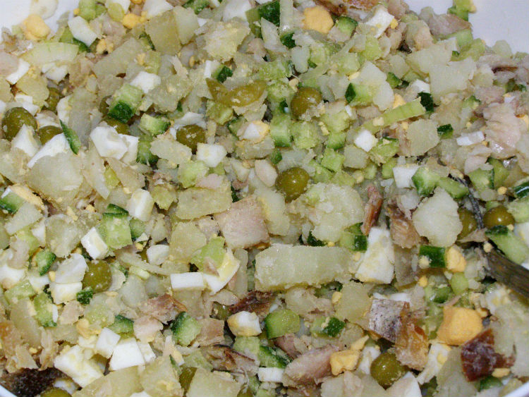 Салат рибний з картоплею класичний – чудова інтерпретація