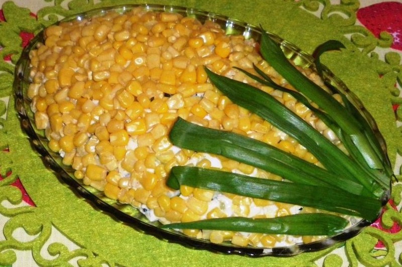 Салат на новий рік з кукурудзою і рибними консервами