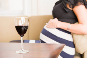 Вагітність і алкоголь: алкоголізм на початку, в першому триместрі, вплив на плід під час вживання ранніх або пізніх термінах, наслідки та шкоду спиртного для матері та плоду