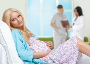 Болить пупок при вагітності внизу праворуч або збоку, віддаючи в спину   це нормально чи ні? Причини болю, що робити, якщо вона різка, ниючий або спазматична