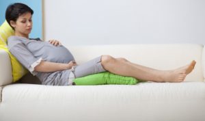 Болять ноги при вагітності: що означає ниючий біль у литках, спазми в ногах або якщо ломлять коліна при ходьбі або після сну, особливості лікування та застосування ліків