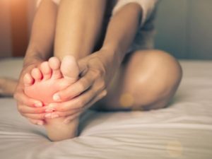 Болять ноги при вагітності: що означає ниючий біль у литках, спазми в ногах або якщо ломлять коліна при ходьбі або після сну, особливості лікування та застосування ліків
